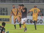 pemain-mitra-kukar-lakukan-selebrasi_20170616_152001.jpg