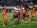 pemain-mu-berjibaku-dengan-pemain-pbfc_20170227_113136.jpg