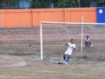 pemain-musuh-jaga-gawang-lawan-pss-sleman-dan-psis-semarang_20141127_144352.jpg