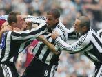 pemain-newcastle-united-lee-bowyer-dan-kieron-dyer-berkelahi-saat-bertanding.jpg