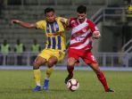 pemain-pahang-fa-asal-indonesia-saddil-ramdani-kiri-berebut-bola.jpg
