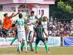 pemain-persebaya-beradu-sundulan-dengan-pemain-persidago-dalam-piala-indonesia.jpg
