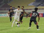 pemain-persebaya-bruno-moreira-tengah-hendak-melepaskan-tembakan-ke-gawang-arema-fc.jpg