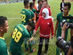 pemain-persebaya-hambali-tolib-saat-bersalaman-dengan-gubernur-khofifah.jpg