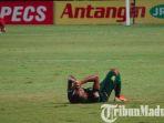 pemain-persebaya-irfan-jaya-kecewa-timnya-gagal-meraih-kemenangan-usai-ditahan-imbang-psis.jpg