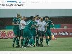 pemain-persebaya-melancarkan-protes-ke-wasit.jpg