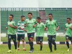 pemain-persebaya-memulihkan-kondisi-dalam-latihan-pagi-33-di-stadion-siliwangi-bandung.jpg
