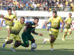 pemain-persebaya-paulo-victor-dan-pemain-barito-putera-frank-sokoy1.jpg
