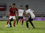 pemain-persebaya-surabaya-marselino-ferdinan-tengah-menjalani-debut-bersama-timnas-indonesia.jpg