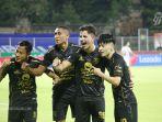 pemain-persebaya-surabaya-melalukan-selebrasi-di-bri-liga-1-2021.jpg