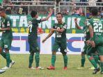 pemain-persebaya-surabaya-merayakan-kemenangan.jpg