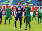 pemain-persebaya-surabaya-otavio-dutra-mengawal-pemain-arema-fc-arthur-cunha_20180430_183835.jpg