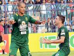 pemain-persebaya-surabaya-robertino-pugliara-dan-david-da-silva_20180922_220221.jpg