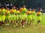 pemain-persebaya-surabaya-saat-berlatih_20150312_105503.jpg