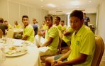 pemain-persebaya-surabaya-santap-siang_20150117_204912.jpg