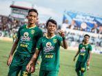 pemain-persebaya-surabaya-supriadi-setelah-cetak-gol-ke-gawang-persik-kediri.jpg