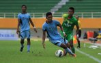 pemain-persela-coba-lewati-pemain-persebaya_20150130_193459.jpg