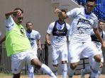 pemain-persib-abdul-aziz-berebut-bola-saat-berlatih.jpg