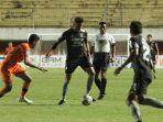 pemain-persib-bandung-asal-brasil-wander-luiz-melewati-pengawalan-pemain-persiraja-banda-aceh.jpg