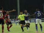 pemain-persib-bandung-biru-dan-bali-united-merah-sedang-mengerubungi-wasit.jpg