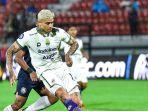 pemain-persib-bandung-ciro-alves-saat-beraksi-melawan-arema-fc-di-liga-1.jpg