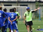 pemain-persib-bandung-dan-roberto-carlos-mario-gomez-2_20180309_152029.jpg