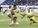 pemain-persib-bandung-david-da-silva-kiri-melepaskan-tembakan-ke-gawang-barito-putera.jpg