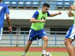 pemain-persib-bandung-fabiano-beltrem-tengah.jpg