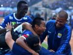 pemain-persib-bandung-gembira_20141119_162556.jpg
