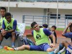 pemain-persib-bandung-istirahat-di-sela-latihan-stadion-gelora-bandung.jpg