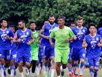 pemain-persib-bandung-menjalani-pemanasan-menjelang-berlatih.jpg
