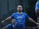 pemain-persib-bandung-mohamed-bashim-rashid-sedang-mengikuti-latihan-bersama.jpg