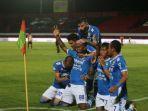 pemain-persib-bandung-patrich-wanggai-melakukan-selebrasi-usai-menjebol-gawang-perseru-serui-11.jpg