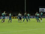 pemain-persib-bandung-pemanasan-jelang-lawan-persita-tangerang_20220110_001328.jpg