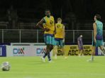 pemain-persib-bandung-pemanasan-jelang-lawan-persita-tangerang_20220110_005756.jpg