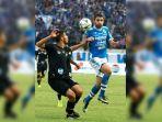 pemain-persib-bandung-srdan-lopicic-berduel.jpg