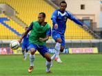 pemain-persib-bandung-supardi-nasir-kiri-berusaha-menghindari-dari-kawalan-atep.jpg