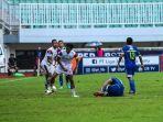 pemain-persib-bandung-tergeletak-pemain-arema-fc.jpg