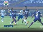 pemain-persib-mohammed-rashid-baju-putih-melesakkan-gol.jpg