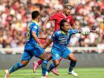 pemain-persija-bruno-matos-berebut-bola-dengan-pemain-persib-bandung-hariono.jpg