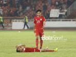 pemain-persija-jakarta-fitra-ridwan-mendekati-riko-simanjuntak.jpg