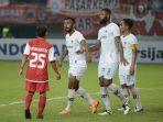 pemain-persija-jakarta-rico-simanjutak-bersama-pemain-kalteng-putra-patrich-wanggai.jpg