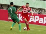 pemain-persija-marko-simic-berusaha-melewati-pemain-psms-medan-roni-fatahilah_20180812_094942.jpg
