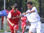 pemain-persija-u-16-saat-berebut-bola-dengan-psis-semarang.jpg