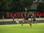 pemain-persik-kediri-irfan-bachdim-dalam-sesi-latihan-terakhir-di-stadion-ptik.jpg