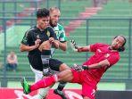 pemain-persikab-bandung-melakukan-pelanggaran-keras-terhadap-kiper-pskc-cimahi.jpg