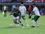pemain-persikabo-1973-ciro-alves-mencoba-untuk-melewati-pengawalan-pemain-persebaya-surabaya.jpg