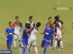pemain-persiku-dan-persipati-berkelahi_20160516_065858.jpg