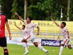 pemain-persiraja-adam-maulana-berselebrasi-setelah-mencetak-gol-ke-gawang-sada-sumut.jpg