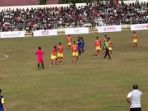 pemain-persiraja-banda-aceh-memprotes-keputusan-wasit-psbl-langsa_20170505_075200.jpg